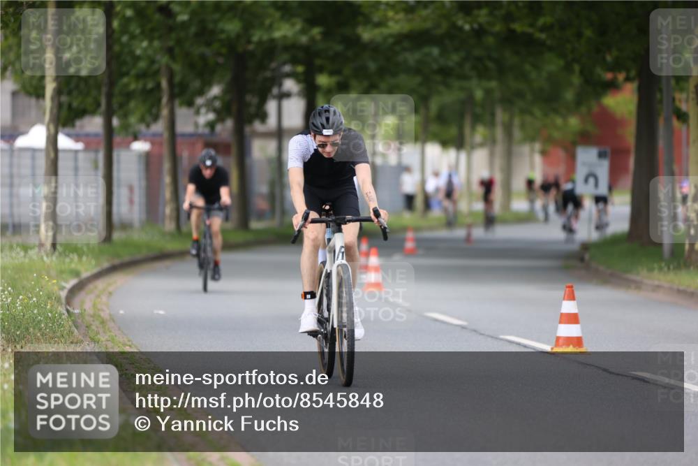10.08.2025 - GEWOBA Citytriathlon Bremen Yannick Fuchs http://msf.ph/oto/8545848 10.08.2025 12:59:59 Radfahren 614, 623, 628, 652, 698, 835, 848, 850, 871, 889, 907, 934, 1002, 1012, 1022, 1030 meine-sportfotos.de