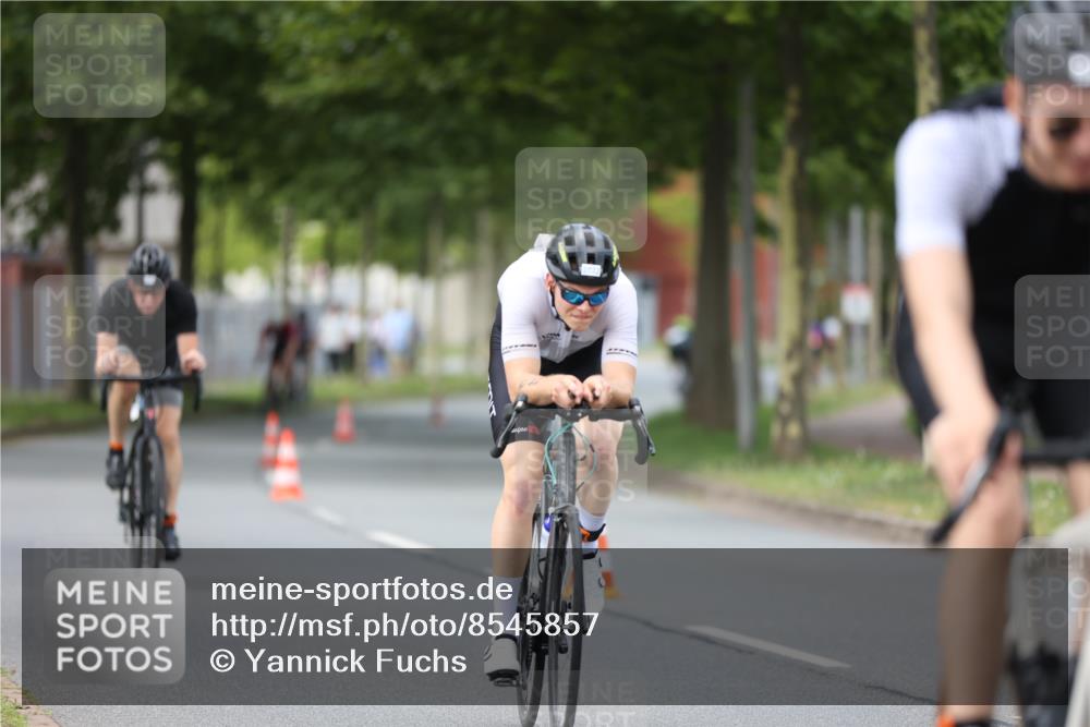 10.08.2025 - GEWOBA Citytriathlon Bremen Yannick Fuchs http://msf.ph/oto/8545857 10.08.2025 13:00:00 Radfahren 614, 623, 628, 652, 698, 835, 848, 850, 871, 889, 907, 934, 1002, 1012, 1022, 1030 meine-sportfotos.de