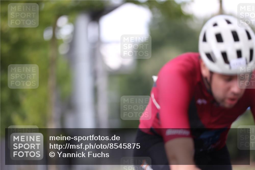 10.08.2025 - GEWOBA Citytriathlon Bremen Yannick Fuchs http://msf.ph/oto/8545875 10.08.2025 13:00:08 Radfahren 628, 652, 803, 835, 848, 871, 983, 1002, 1012, 1022, 1030 meine-sportfotos.de