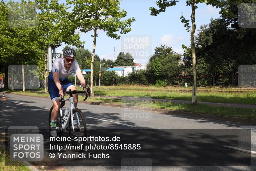 10.08.2025 - GEWOBA Citytriathlon Bremen Yannick Fuchs http://msf.ph/oto/8545885 10.08.2025 10:36:24 Radfahren 99, 117, 159, 231, 378, 397, 401, 447, 450 meine-sportfotos.de