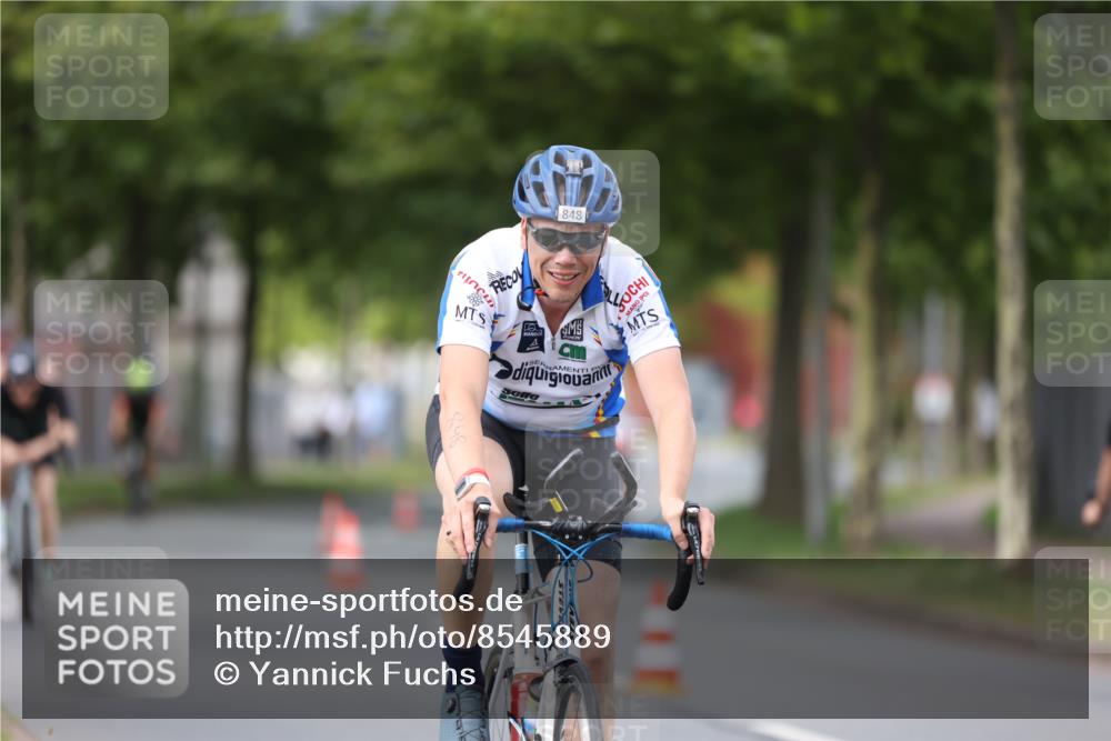 10.08.2025 - GEWOBA Citytriathlon Bremen Yannick Fuchs http://msf.ph/oto/8545889 10.08.2025 13:00:10 Radfahren 652, 665, 803, 835, 848, 871, 983, 1002, 1012, 1022, 1030 meine-sportfotos.de