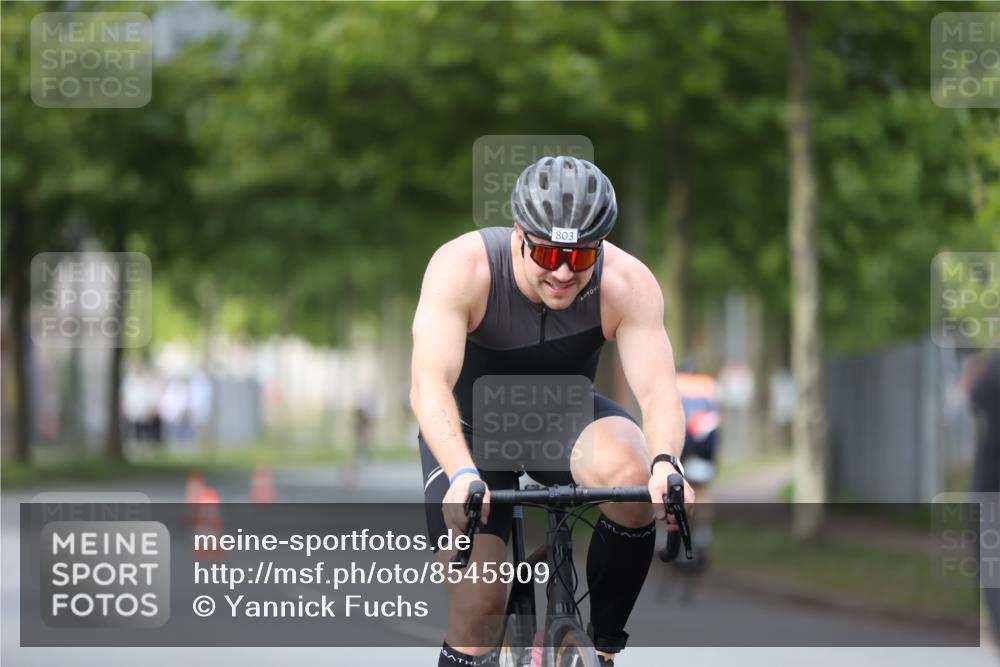 10.08.2025 - GEWOBA Citytriathlon Bremen Yannick Fuchs http://msf.ph/oto/8545909 10.08.2025 13:00:14 Radfahren 652, 665, 803, 848, 871, 983, 1012, 1022, 1030 meine-sportfotos.de