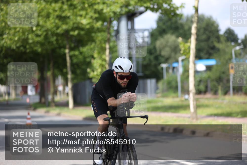 10.08.2025 - GEWOBA Citytriathlon Bremen Yannick Fuchs http://msf.ph/oto/8545910 10.08.2025 12:06:04 Radfahren 554, 729 meine-sportfotos.de