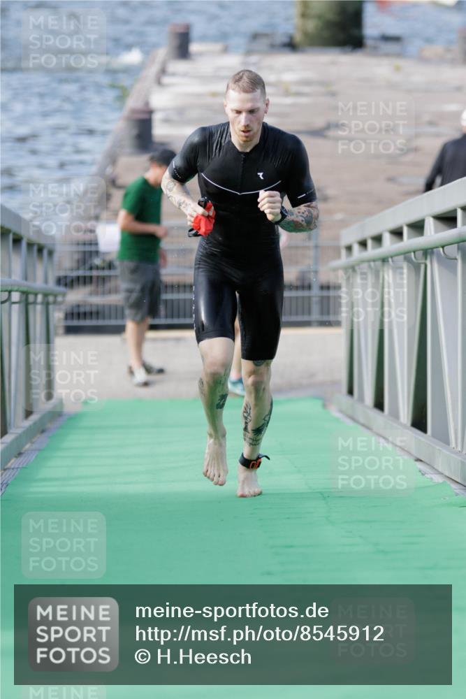 10.08.2025 - GEWOBA Citytriathlon Bremen H.Heesch http://msf.ph/oto/8545912 10.08.2025 10:15:32 Schwimmen 368 meine-sportfotos.de