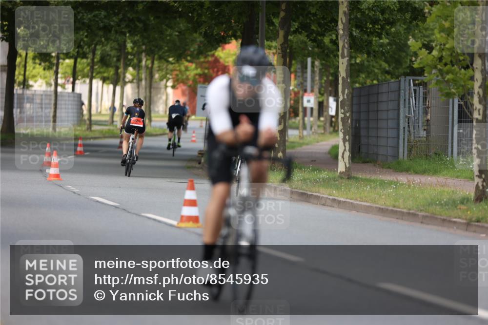 10.08.2025 - GEWOBA Citytriathlon Bremen Yannick Fuchs http://msf.ph/oto/8545935 10.08.2025 13:00:24 Radfahren 665, 803, 983 meine-sportfotos.de
