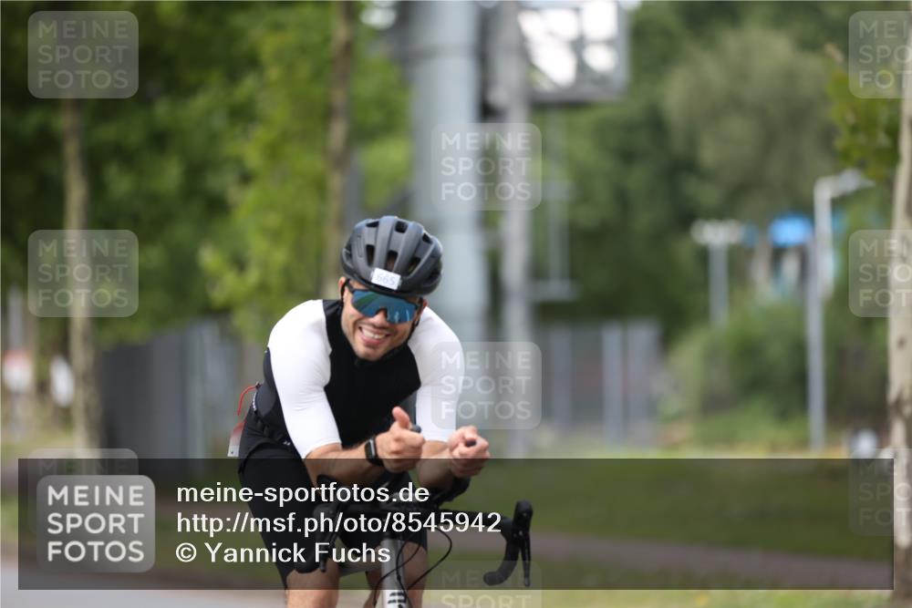 10.08.2025 - GEWOBA Citytriathlon Bremen Yannick Fuchs http://msf.ph/oto/8545942 10.08.2025 13:00:25 Radfahren 665, 803, 983 meine-sportfotos.de