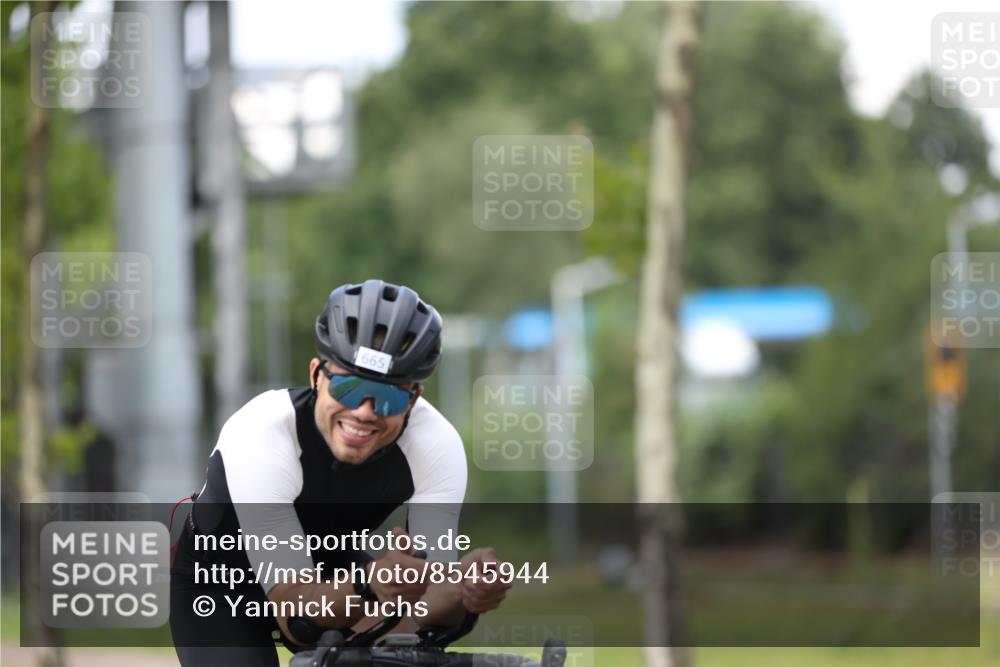 10.08.2025 - GEWOBA Citytriathlon Bremen Yannick Fuchs http://msf.ph/oto/8545944 10.08.2025 13:00:25 Radfahren 665, 803, 983 meine-sportfotos.de