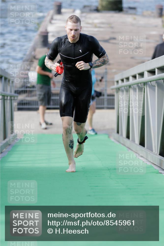 10.08.2025 - GEWOBA Citytriathlon Bremen H.Heesch http://msf.ph/oto/8545961 10.08.2025 10:15:32 Schwimmen 368 meine-sportfotos.de