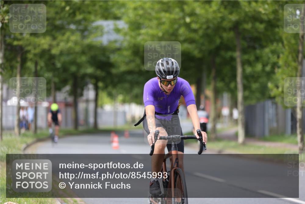 10.08.2025 - GEWOBA Citytriathlon Bremen Yannick Fuchs http://msf.ph/oto/8545993 10.08.2025 13:00:44 Radfahren 581, 613, 677, 785, 1023 meine-sportfotos.de