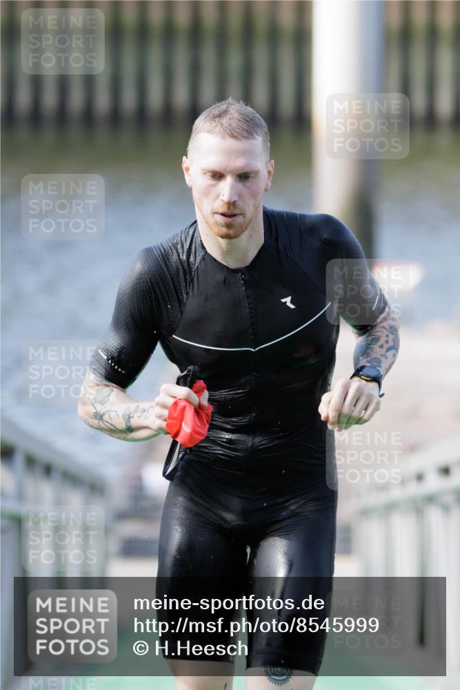 10.08.2025 - GEWOBA Citytriathlon Bremen H.Heesch http://msf.ph/oto/8545999 10.08.2025 10:15:36 Schwimmen 368 meine-sportfotos.de