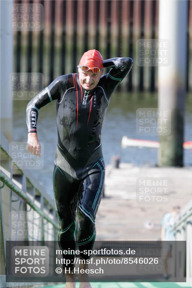 10.08.2025 - GEWOBA Citytriathlon Bremen H.Heesch http://msf.ph/oto/8546026 10.08.2025 10:15:52 Schwimmen 431 meine-sportfotos.de