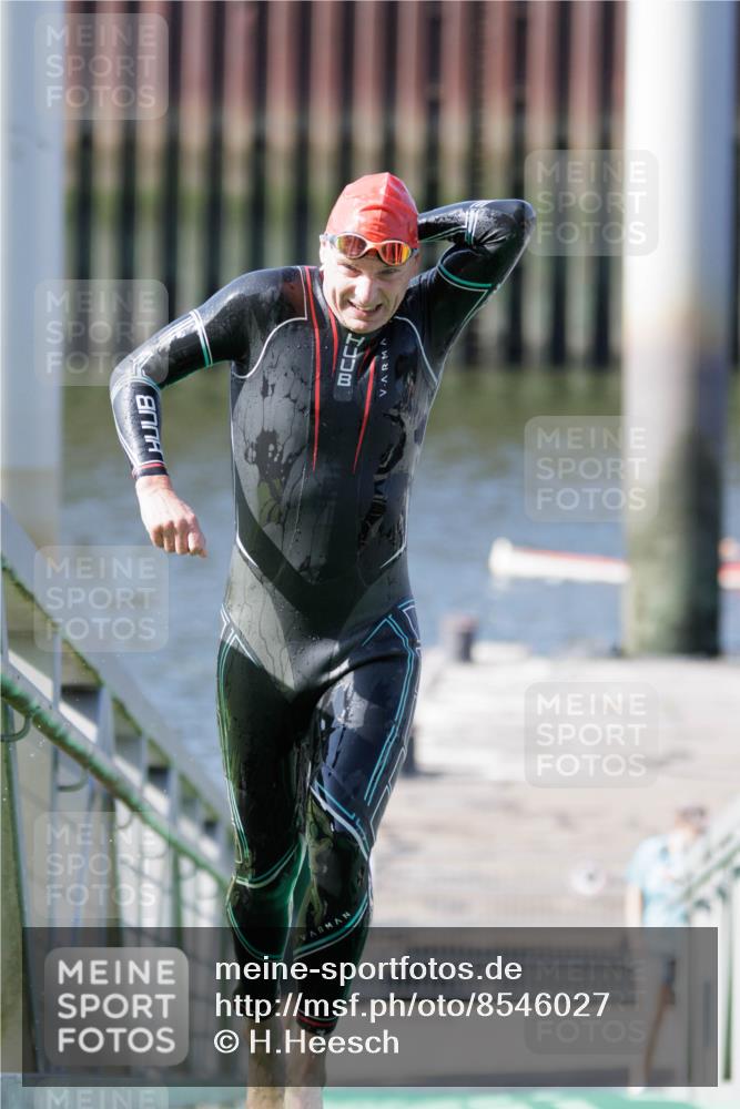 10.08.2025 - GEWOBA Citytriathlon Bremen H.Heesch http://msf.ph/oto/8546027 10.08.2025 10:15:52 Schwimmen 431 meine-sportfotos.de