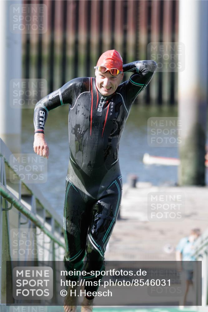 10.08.2025 - GEWOBA Citytriathlon Bremen H.Heesch http://msf.ph/oto/8546031 10.08.2025 10:15:52 Schwimmen 431 meine-sportfotos.de