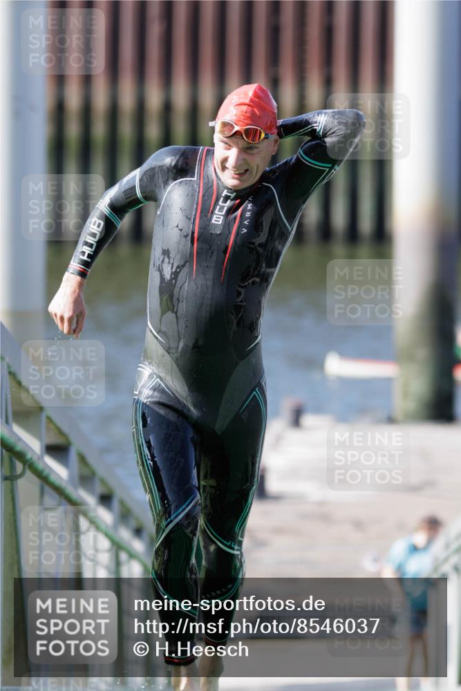 10.08.2025 - GEWOBA Citytriathlon Bremen H.Heesch http://msf.ph/oto/8546037 10.08.2025 10:15:52 Schwimmen 431 meine-sportfotos.de