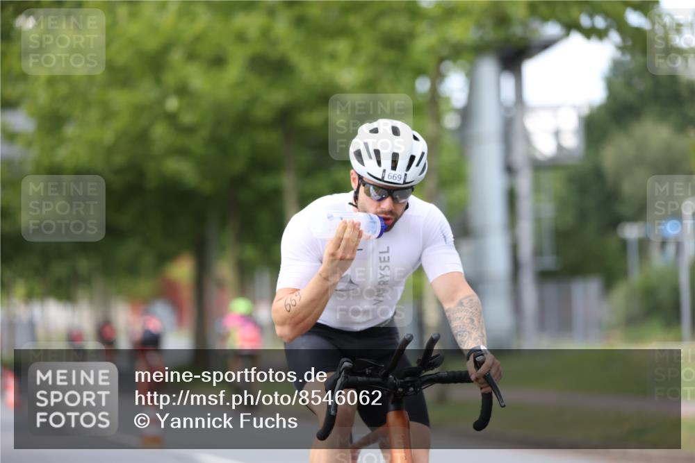 10.08.2025 - GEWOBA Citytriathlon Bremen Yannick Fuchs http://msf.ph/oto/8546062 10.08.2025 13:00:57 Radfahren 613, 646, 669, 677, 684, 713, 837, 862, 944, 1023 meine-sportfotos.de