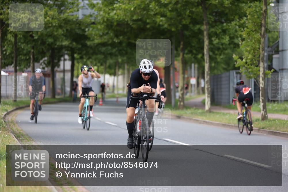10.08.2025 - GEWOBA Citytriathlon Bremen Yannick Fuchs http://msf.ph/oto/8546074 10.08.2025 13:01:01 Radfahren 646, 669, 677, 684, 713, 837, 862, 944, 1001 meine-sportfotos.de
