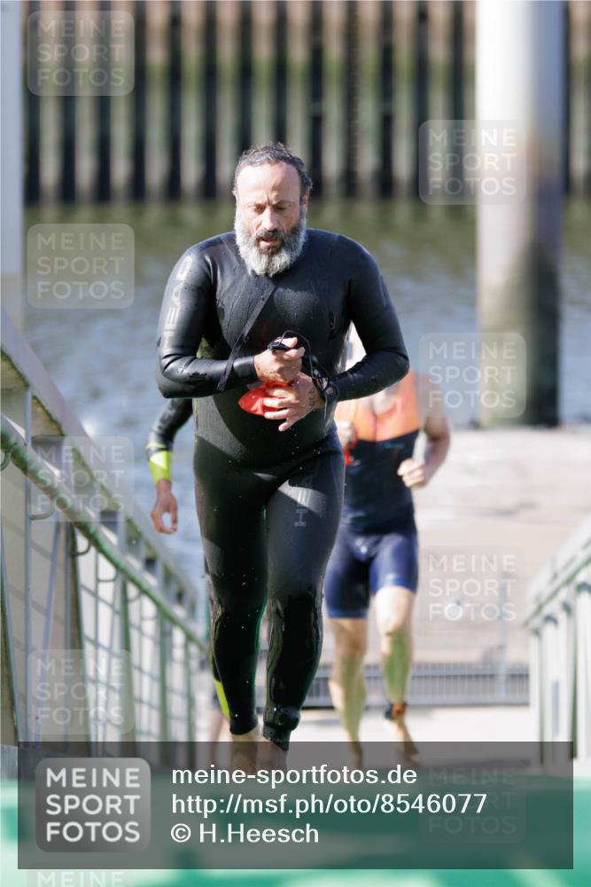 10.08.2025 - GEWOBA Citytriathlon Bremen H.Heesch http://msf.ph/oto/8546077 10.08.2025 10:16:08 Schwimmen 369, 422, 437, 511 meine-sportfotos.de