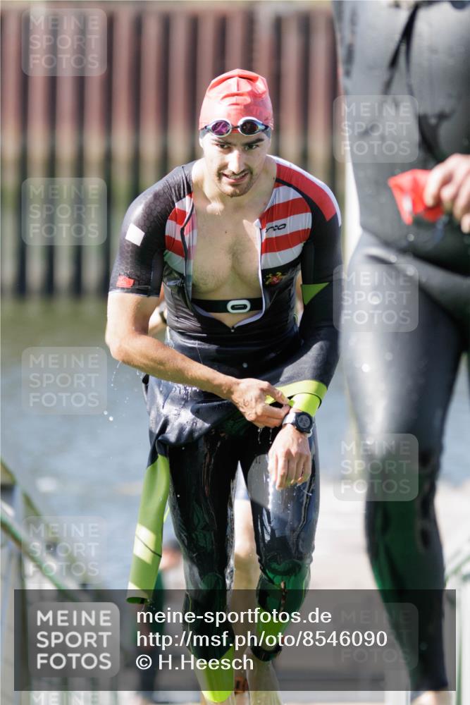 10.08.2025 - GEWOBA Citytriathlon Bremen H.Heesch http://msf.ph/oto/8546090 10.08.2025 10:16:11 Schwimmen 369, 422, 437, 511 meine-sportfotos.de