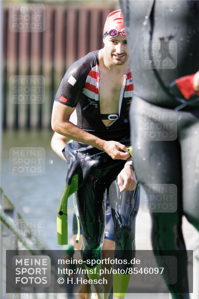 10.08.2025 - GEWOBA Citytriathlon Bremen H.Heesch http://msf.ph/oto/8546097 10.08.2025 10:16:11 Schwimmen 369, 422, 437, 511 meine-sportfotos.de