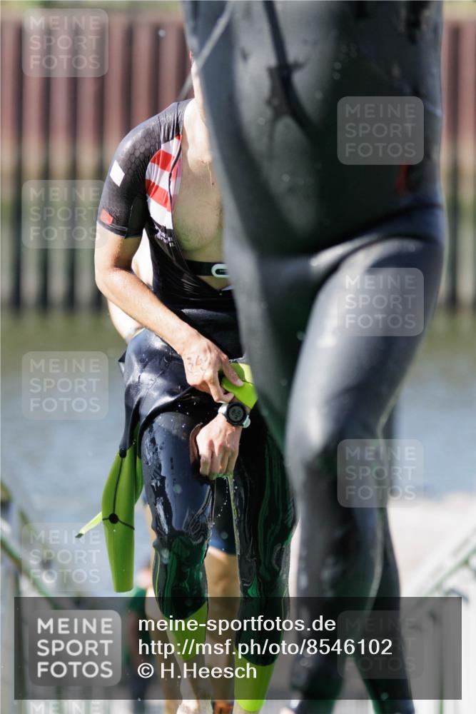 10.08.2025 - GEWOBA Citytriathlon Bremen H.Heesch http://msf.ph/oto/8546102 10.08.2025 10:16:11 Schwimmen 369, 422, 437, 511 meine-sportfotos.de