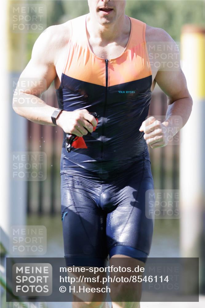 10.08.2025 - GEWOBA Citytriathlon Bremen H.Heesch http://msf.ph/oto/8546114 10.08.2025 10:16:14 Schwimmen 369, 395, 422, 511 meine-sportfotos.de