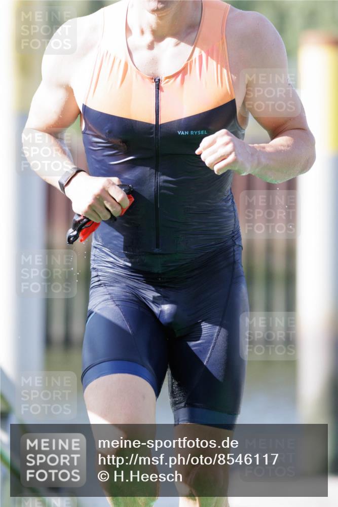 10.08.2025 - GEWOBA Citytriathlon Bremen H.Heesch http://msf.ph/oto/8546117 10.08.2025 10:16:14 Schwimmen 369, 395, 422, 511 meine-sportfotos.de