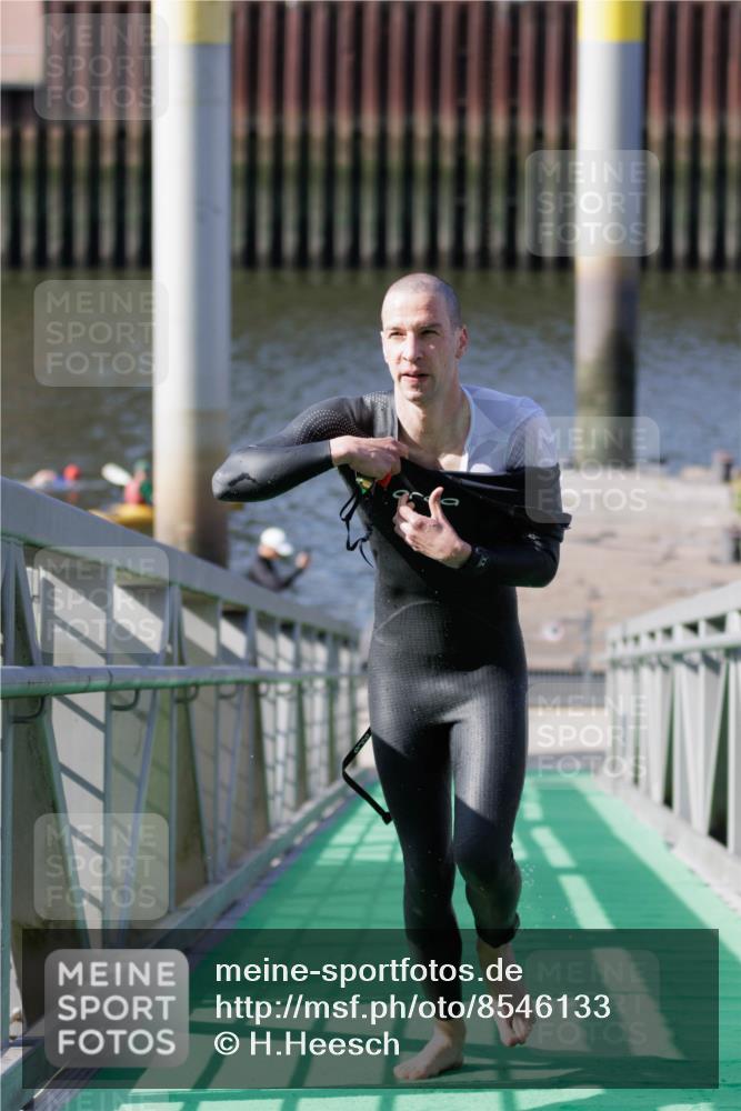 10.08.2025 - GEWOBA Citytriathlon Bremen H.Heesch http://msf.ph/oto/8546133 10.08.2025 10:16:20 Schwimmen 395, 511 meine-sportfotos.de
