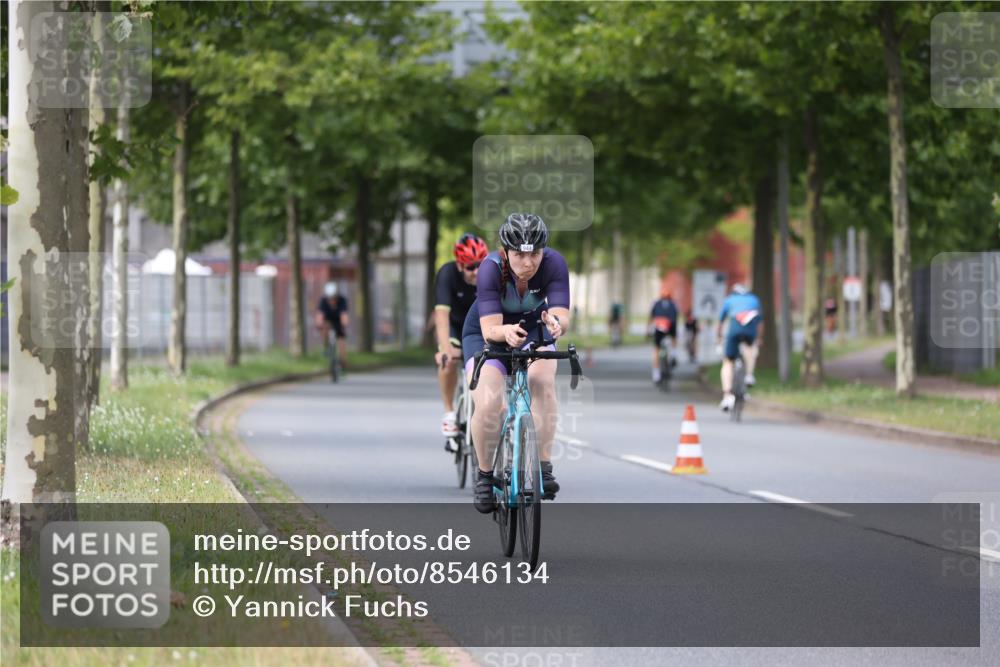 10.08.2025 - GEWOBA Citytriathlon Bremen Yannick Fuchs http://msf.ph/oto/8546134 10.08.2025 13:01:09 Radfahren 646, 669, 677, 684, 713, 829, 837, 862, 926, 944, 1001 meine-sportfotos.de