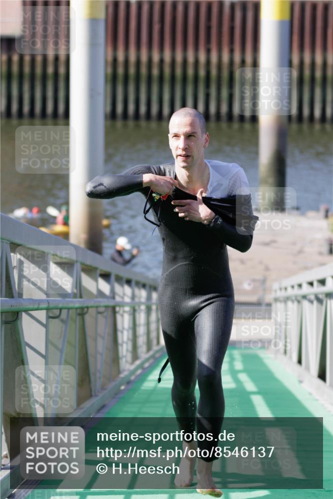 10.08.2025 - GEWOBA Citytriathlon Bremen H.Heesch http://msf.ph/oto/8546137 10.08.2025 10:16:20 Schwimmen 395, 511 meine-sportfotos.de