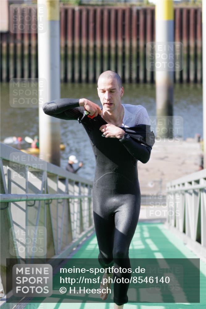 10.08.2025 - GEWOBA Citytriathlon Bremen H.Heesch http://msf.ph/oto/8546140 10.08.2025 10:16:20 Schwimmen 395, 511 meine-sportfotos.de