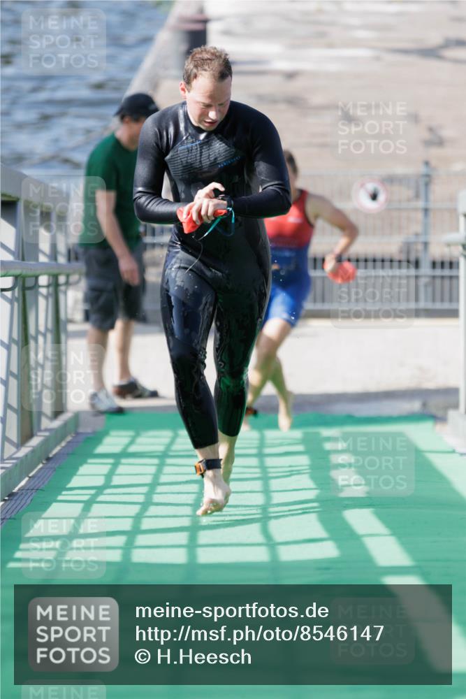 10.08.2025 - GEWOBA Citytriathlon Bremen H.Heesch http://msf.ph/oto/8546147 10.08.2025 10:16:26 Schwimmen 377, 395 meine-sportfotos.de