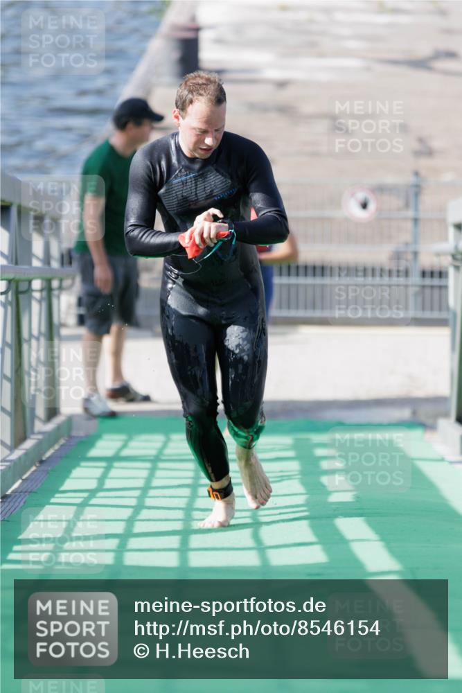 10.08.2025 - GEWOBA Citytriathlon Bremen H.Heesch http://msf.ph/oto/8546154 10.08.2025 10:16:26 Schwimmen 377, 395 meine-sportfotos.de