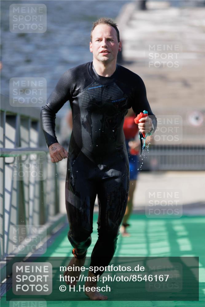 10.08.2025 - GEWOBA Citytriathlon Bremen H.Heesch http://msf.ph/oto/8546167 10.08.2025 10:16:28 Schwimmen 377, 395, 487 meine-sportfotos.de