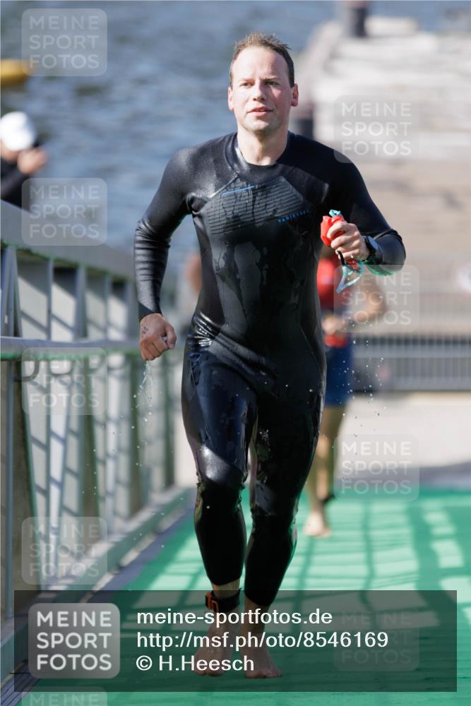 10.08.2025 - GEWOBA Citytriathlon Bremen H.Heesch http://msf.ph/oto/8546169 10.08.2025 10:16:28 Schwimmen 377, 395, 487 meine-sportfotos.de