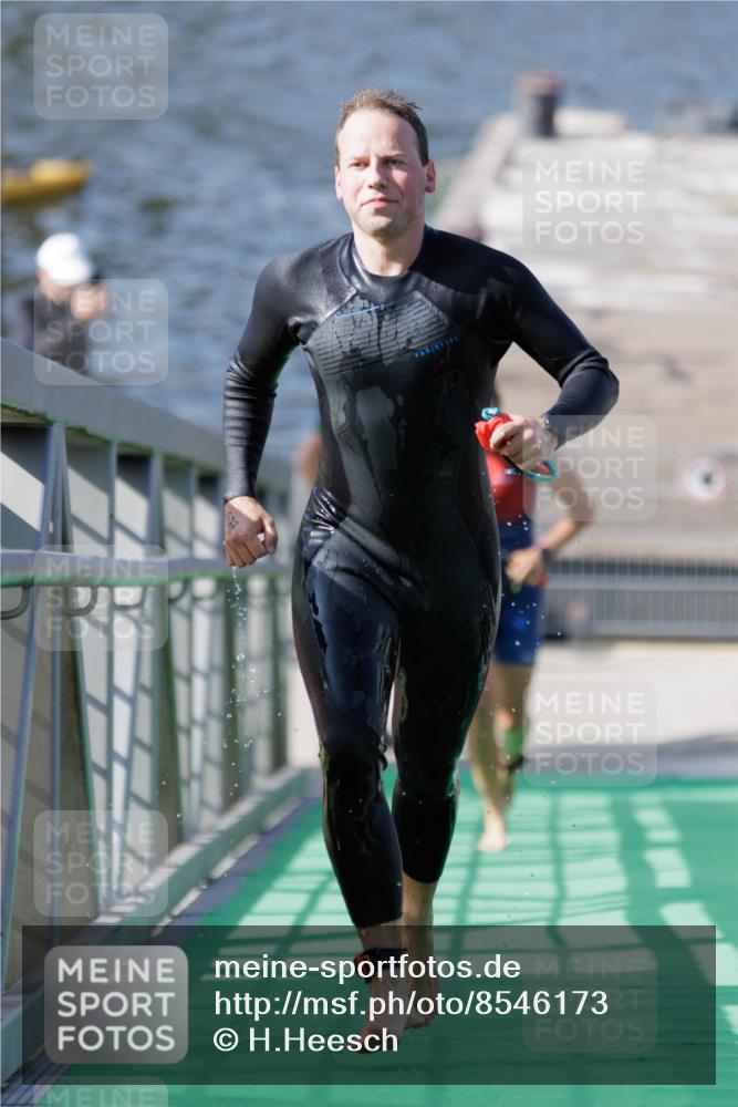 10.08.2025 - GEWOBA Citytriathlon Bremen H.Heesch http://msf.ph/oto/8546173 10.08.2025 10:16:29 Schwimmen 377, 487 meine-sportfotos.de