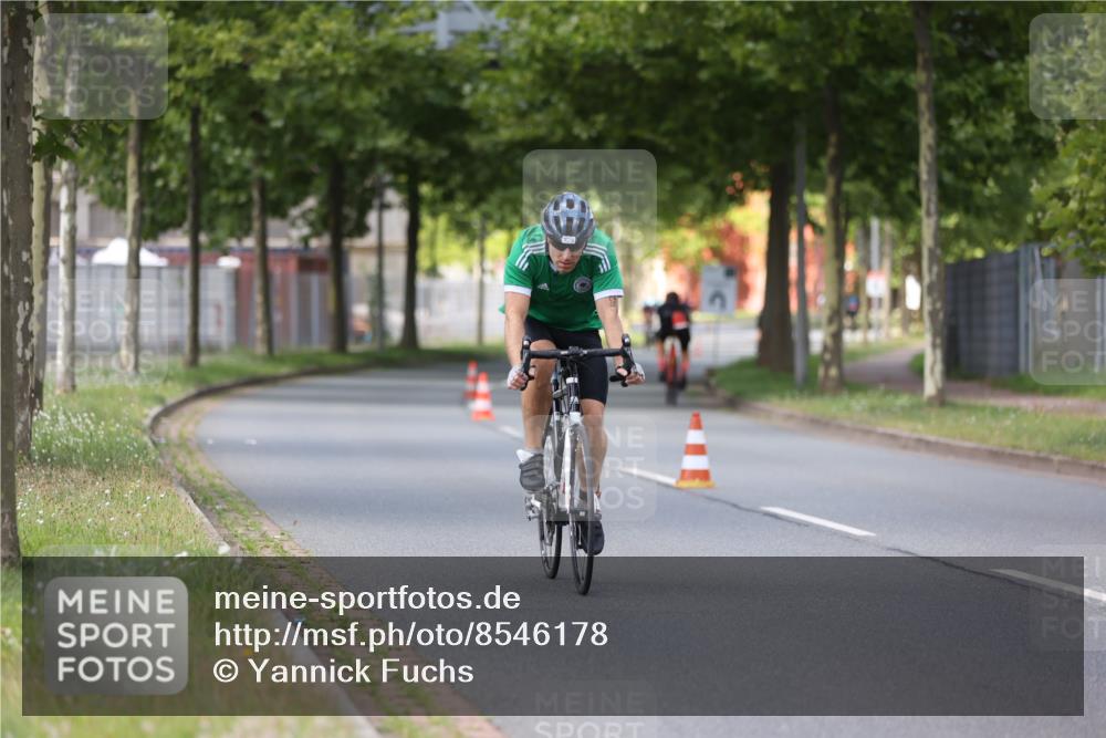 10.08.2025 - GEWOBA Citytriathlon Bremen Yannick Fuchs http://msf.ph/oto/8546178 10.08.2025 13:01:21 Radfahren 800, 829, 837, 926, 1001 meine-sportfotos.de
