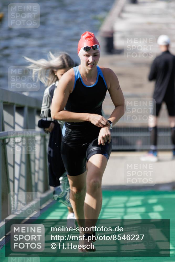 10.08.2025 - GEWOBA Citytriathlon Bremen H.Heesch http://msf.ph/oto/8546227 10.08.2025 10:16:48 Schwimmen 425, 459 meine-sportfotos.de