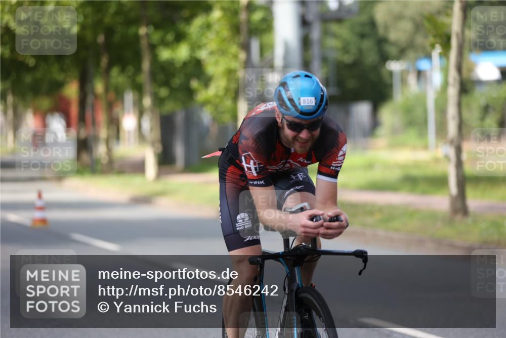 10.08.2025 - GEWOBA Citytriathlon Bremen Yannick Fuchs http://msf.ph/oto/8546242 10.08.2025 13:01:33 Radfahren 608, 663, 703, 716, 754, 800, 816, 819, 828, 851 meine-sportfotos.de