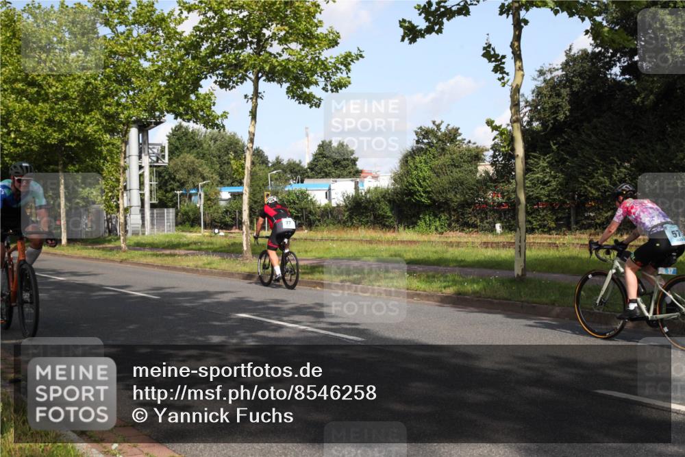 10.08.2025 - GEWOBA Citytriathlon Bremen Yannick Fuchs http://msf.ph/oto/8546258 10.08.2025 10:39:02 Radfahren 111, 113, 119, 417, 472, 498, 499, 506 meine-sportfotos.de