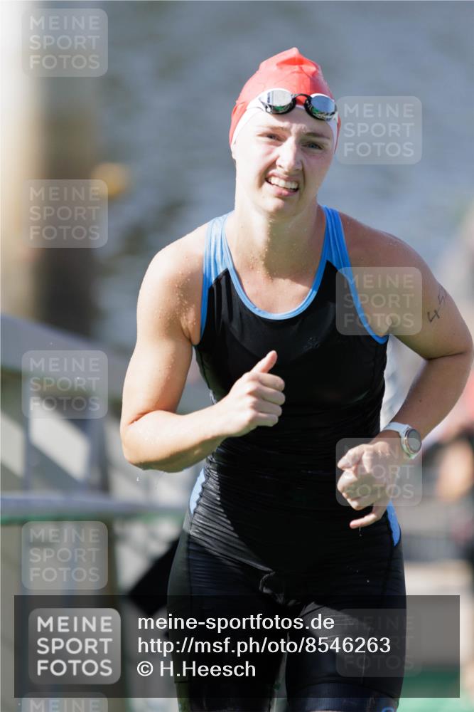 10.08.2025 - GEWOBA Citytriathlon Bremen H.Heesch http://msf.ph/oto/8546263 10.08.2025 10:16:51 Schwimmen 424, 459 meine-sportfotos.de