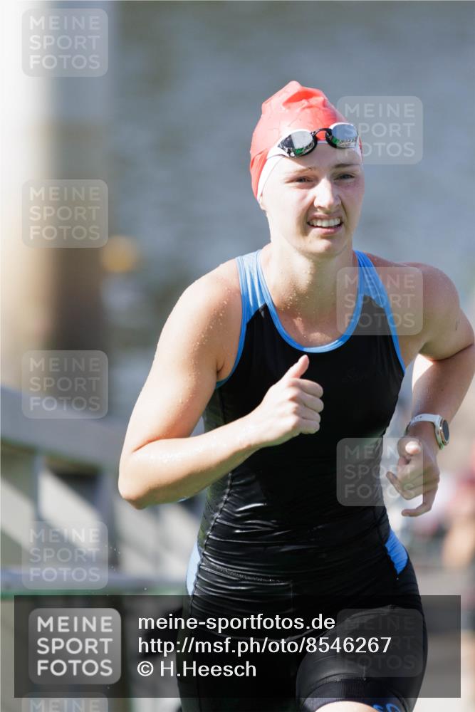 10.08.2025 - GEWOBA Citytriathlon Bremen H.Heesch http://msf.ph/oto/8546267 10.08.2025 10:16:51 Schwimmen 424, 459 meine-sportfotos.de