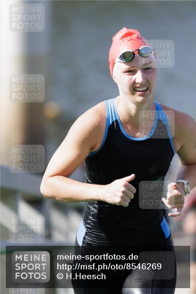 10.08.2025 - GEWOBA Citytriathlon Bremen H.Heesch http://msf.ph/oto/8546269 10.08.2025 10:16:51 Schwimmen 424, 459 meine-sportfotos.de