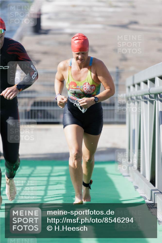10.08.2025 - GEWOBA Citytriathlon Bremen H.Heesch http://msf.ph/oto/8546294 10.08.2025 10:16:56 Schwimmen 424, 459, 494 meine-sportfotos.de