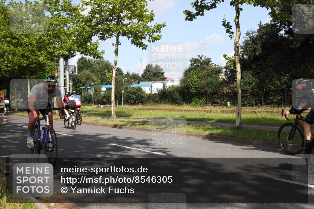 10.08.2025 - GEWOBA Citytriathlon Bremen Yannick Fuchs http://msf.ph/oto/8546305 10.08.2025 10:39:16 Radfahren 35, 107, 111, 113, 165, 215, 233, 440, 472, 481, 499 meine-sportfotos.de
