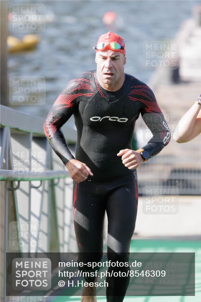 10.08.2025 - GEWOBA Citytriathlon Bremen H.Heesch http://msf.ph/oto/8546309 10.08.2025 10:16:58 Schwimmen 424, 459, 494 meine-sportfotos.de