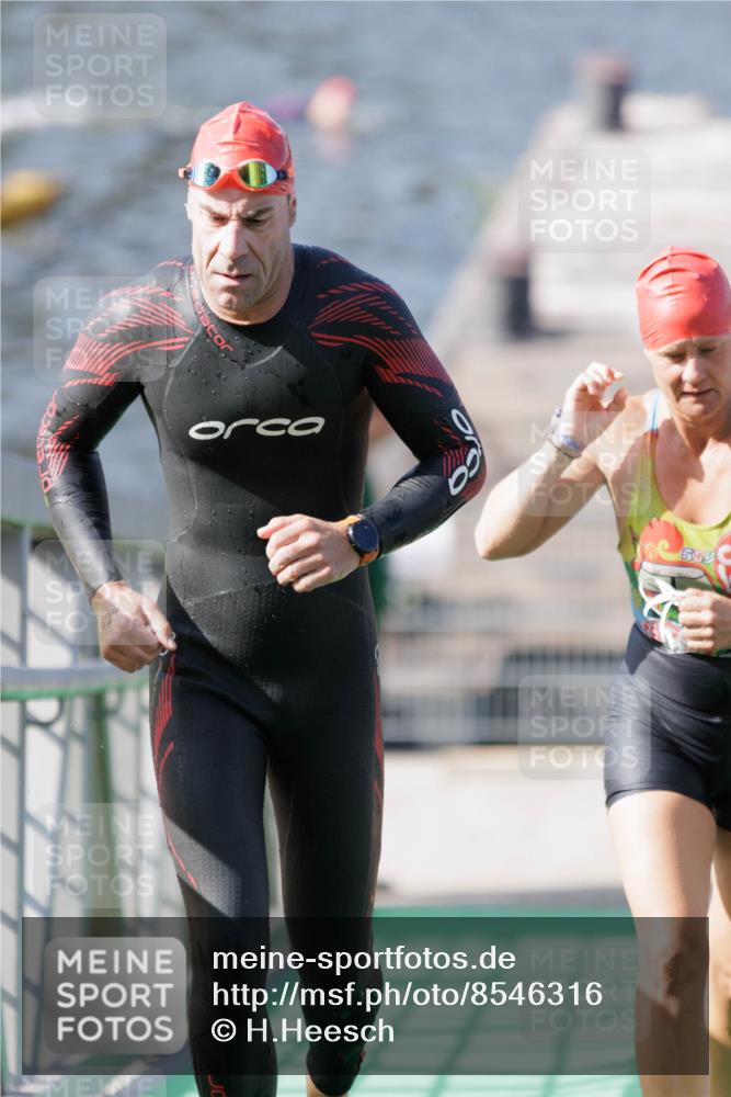 10.08.2025 - GEWOBA Citytriathlon Bremen H.Heesch http://msf.ph/oto/8546316 10.08.2025 10:16:58 Schwimmen 424, 459, 494 meine-sportfotos.de
