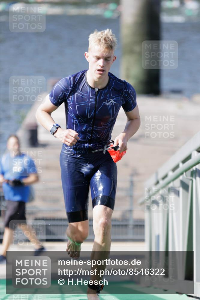 10.08.2025 - GEWOBA Citytriathlon Bremen H.Heesch http://msf.ph/oto/8546322 10.08.2025 10:17:08 Schwimmen 351 meine-sportfotos.de