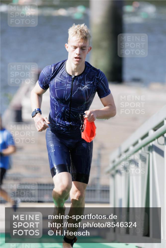 10.08.2025 - GEWOBA Citytriathlon Bremen H.Heesch http://msf.ph/oto/8546324 10.08.2025 10:17:08 Schwimmen 351 meine-sportfotos.de