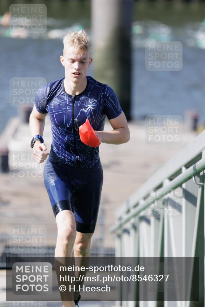 10.08.2025 - GEWOBA Citytriathlon Bremen H.Heesch http://msf.ph/oto/8546327 10.08.2025 10:17:08 Schwimmen 351 meine-sportfotos.de