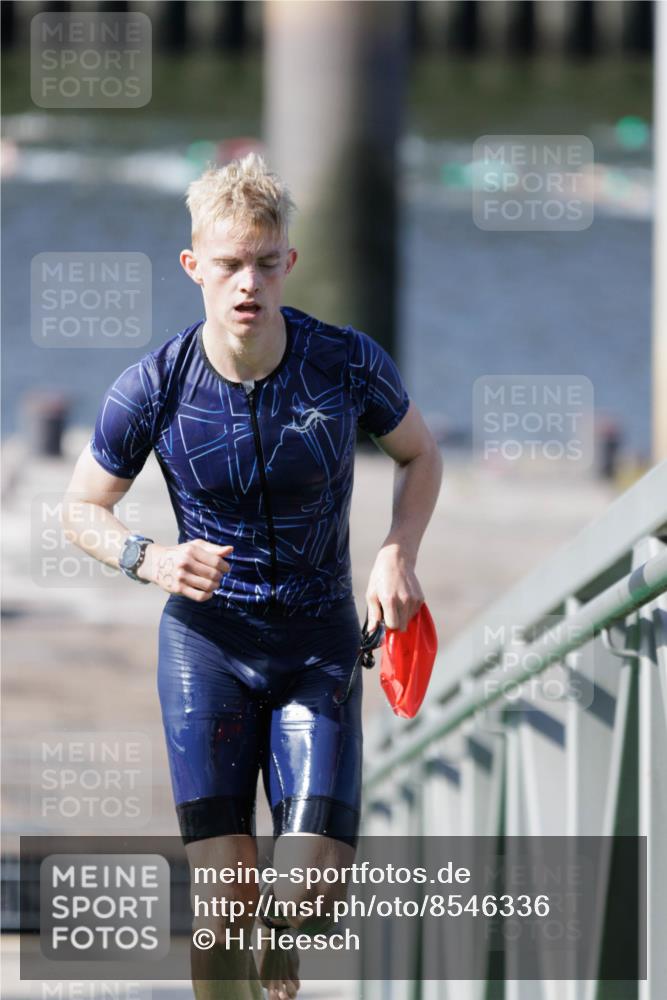 10.08.2025 - GEWOBA Citytriathlon Bremen H.Heesch http://msf.ph/oto/8546336 10.08.2025 10:17:09 Schwimmen 351 meine-sportfotos.de